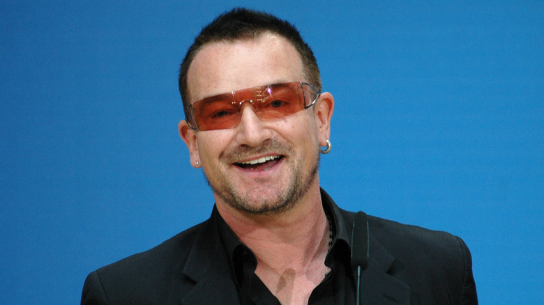 Bono souriant sur scène