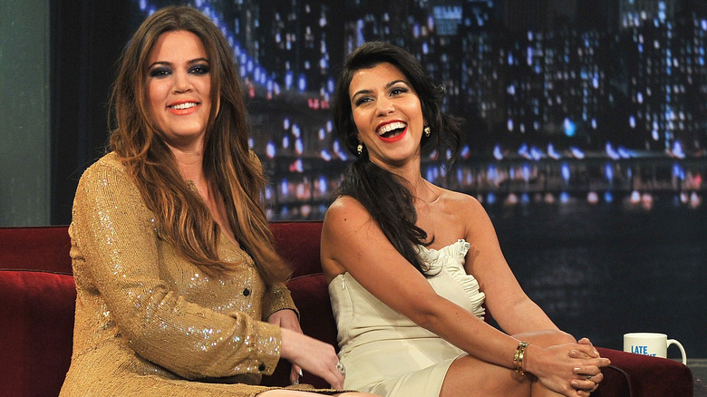 Khloe Kardashian souriante, Kourtney Kardashian riant