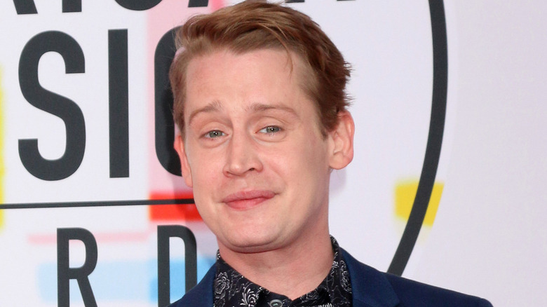 Macaulay Culkin lors d'un événement, souriant