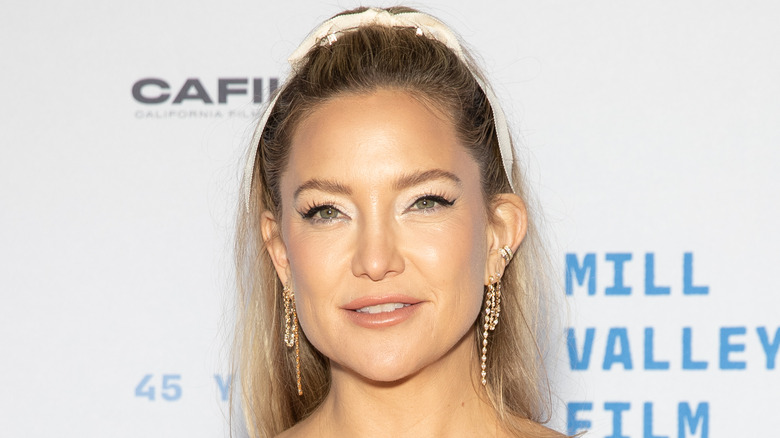 Kate Hudson lors d'un événement, légèrement souriante