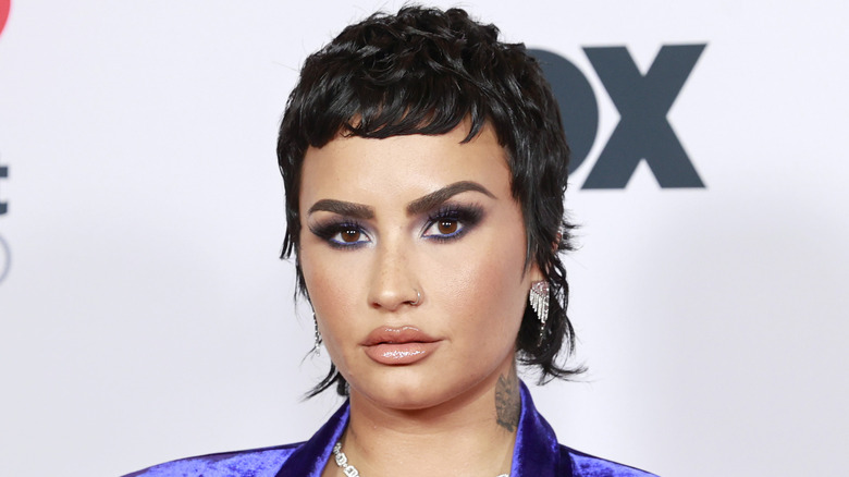 Demi Lovato lors d'un événement, l'air sérieux