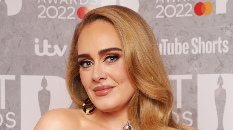 Adele lors d'un événement, souriante