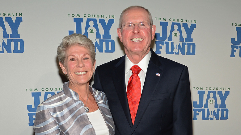 Tom Judy Coughlin souriant sur le tapis rouge