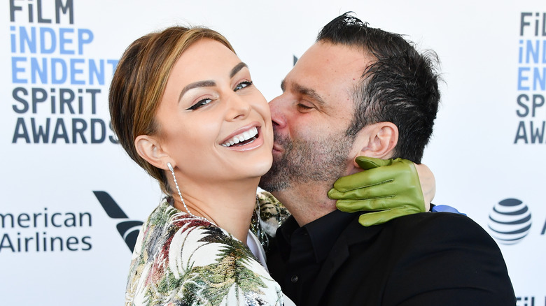 Lala Kent et Randall Emmett s'embrassent sur un tapis rouge. 