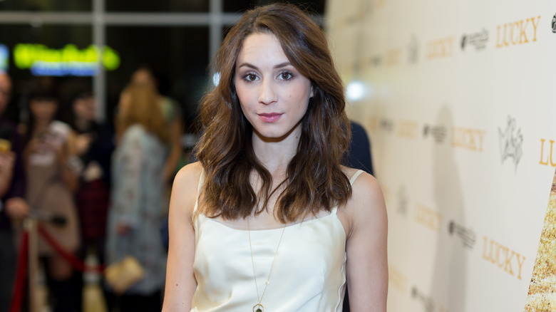 Troian Bellisario sur le tapis rouge