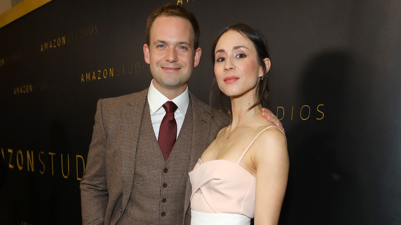 Patrick J. Adams et Troian Bellisario sur le tapis rouge