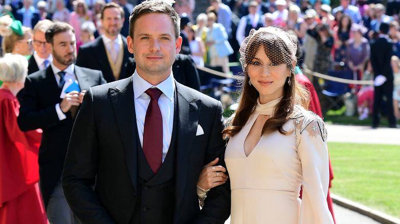 Patrick J. Adams et Troian Bellisario au mariage royal