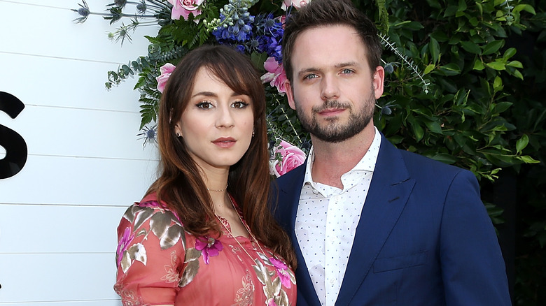 Troian Bellisario et Patrick J. Adams souriant