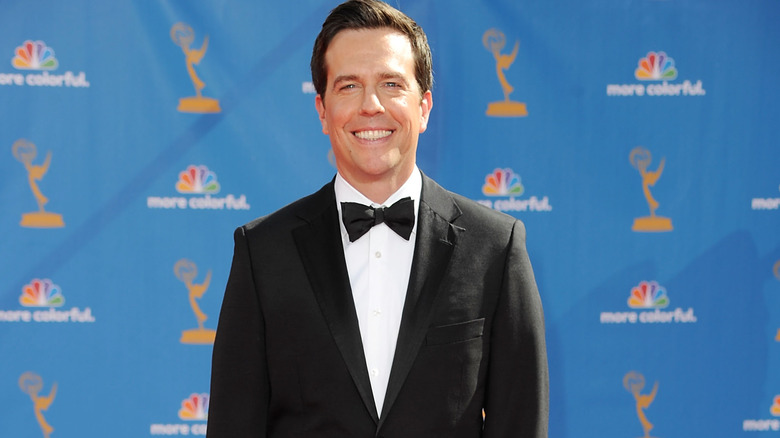 Ed Helms souriant, noeud papillon de smoking