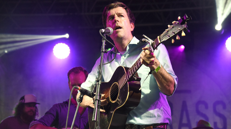 Ed Helms jouant du banjo, Bonnaroo