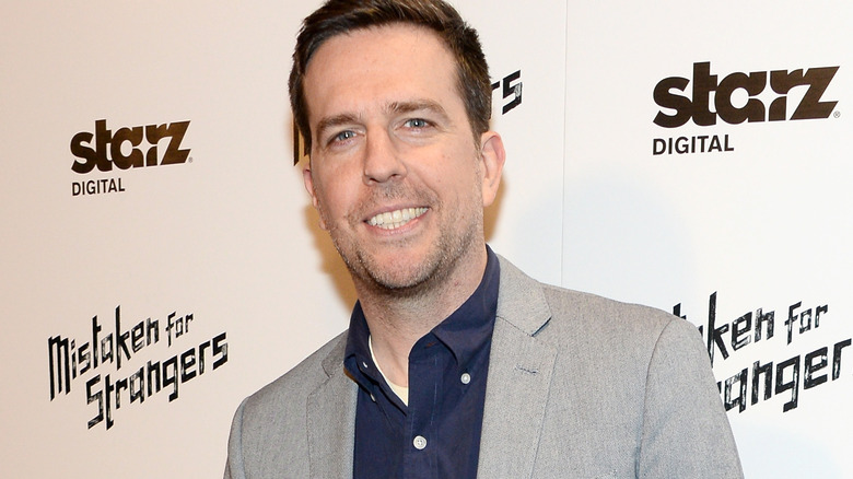 Ed Helms souriant, veste grise