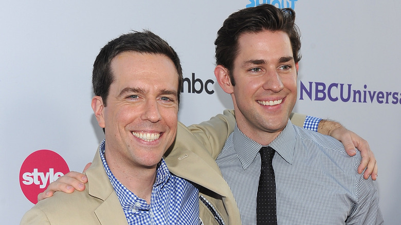 Ed Helms bras autour de John Krasinski