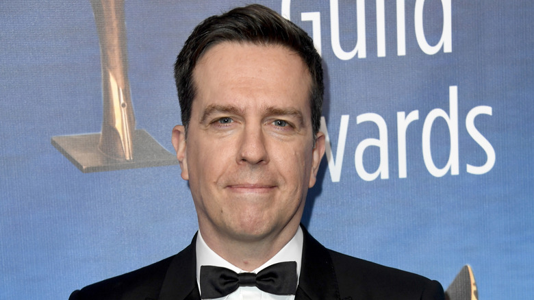 Ed Helms souriant, nœud papillon