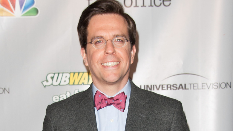 Ed Helms souriant, lunettes rondes