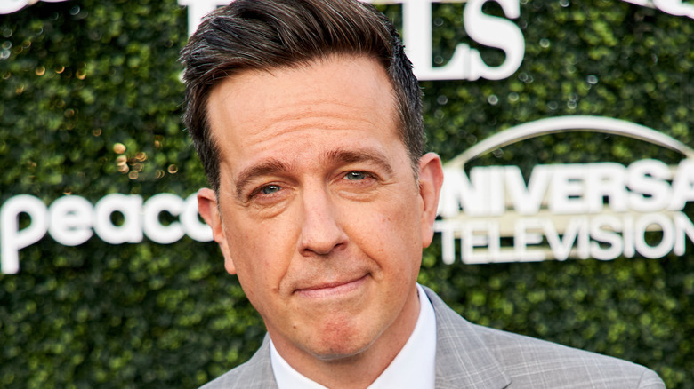 Ed Helms souriant sophistiqué 