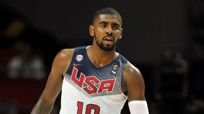 Kyrie Irving joue au basket