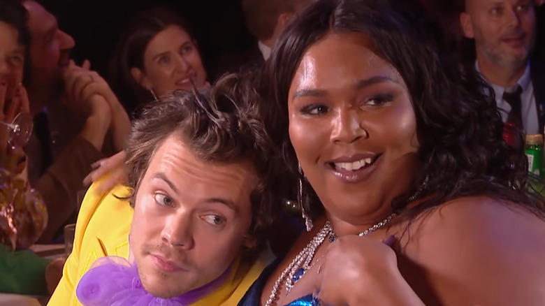 Lizzo et Harry Styles se câlinant