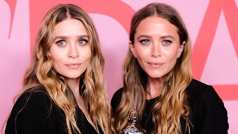 Ashley et Mary-Kate Olsen sourient