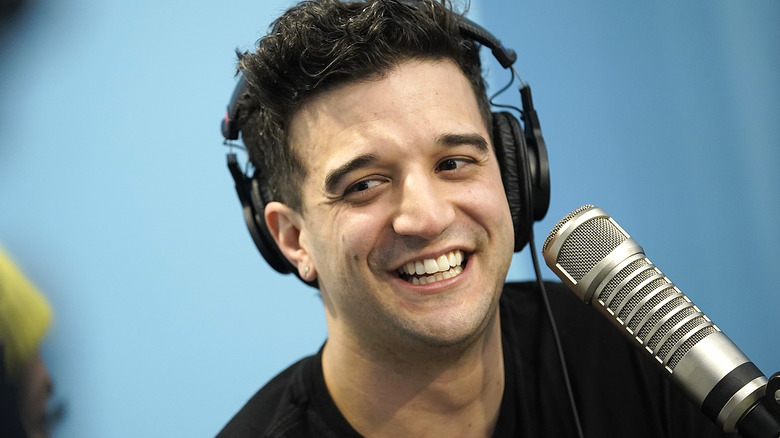 Mark Ballas souriant, portant des écouteurs 