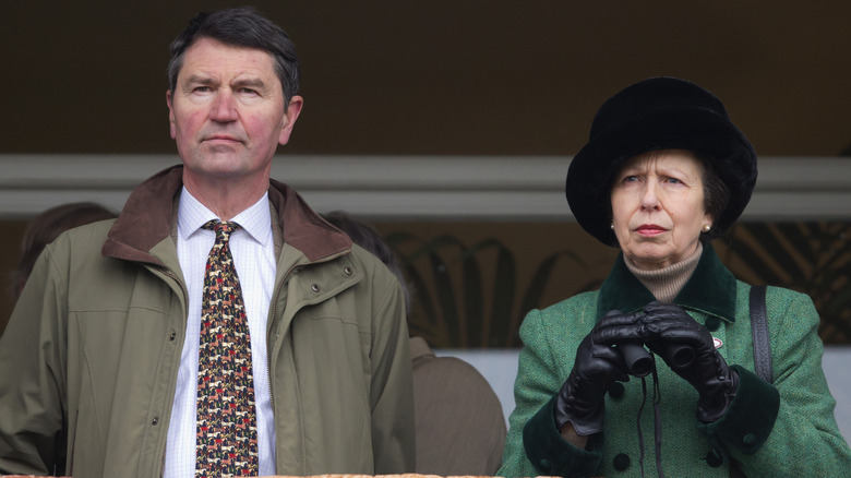 La princesse Anne et Sir Timothy Laurence ont l'air sévères