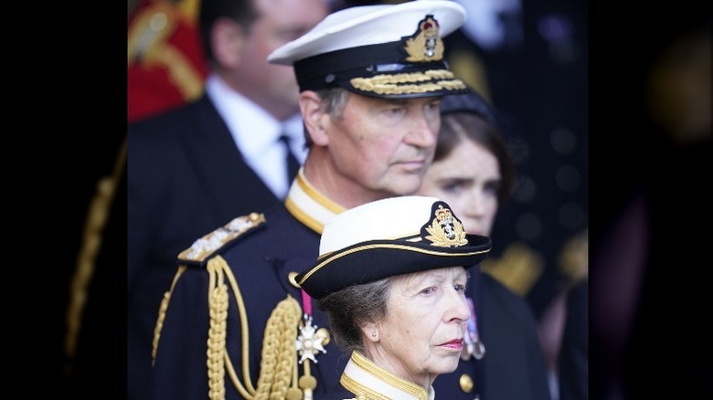 La princesse Anne et Sir Timothy Laurence en tenue militaire