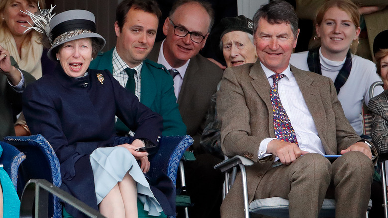 La princesse Anne et Sir Timothy Laurence parlent dans une foule