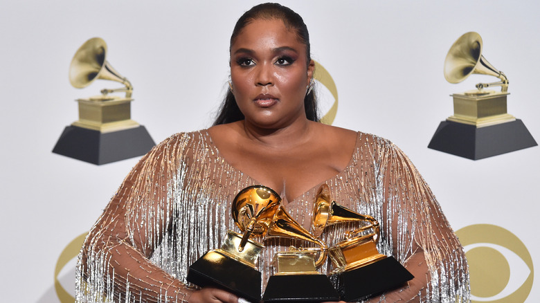 Lizzo tenant des Grammy Awards 