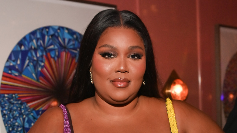 Lizzo posant