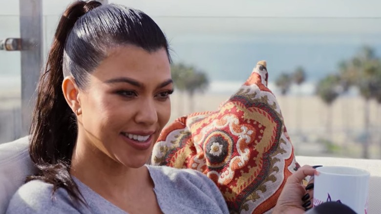 Kourtney Kardashian tenant une tasse de café