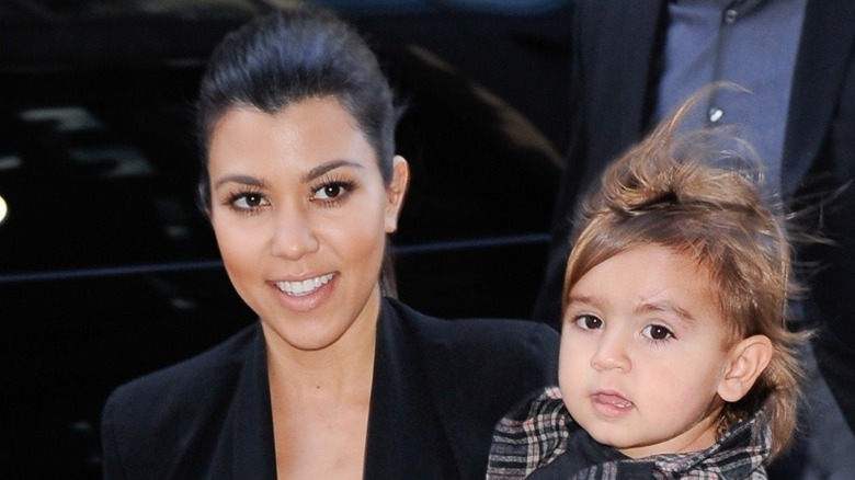 Kourtney Kardashian tient Mason Disick