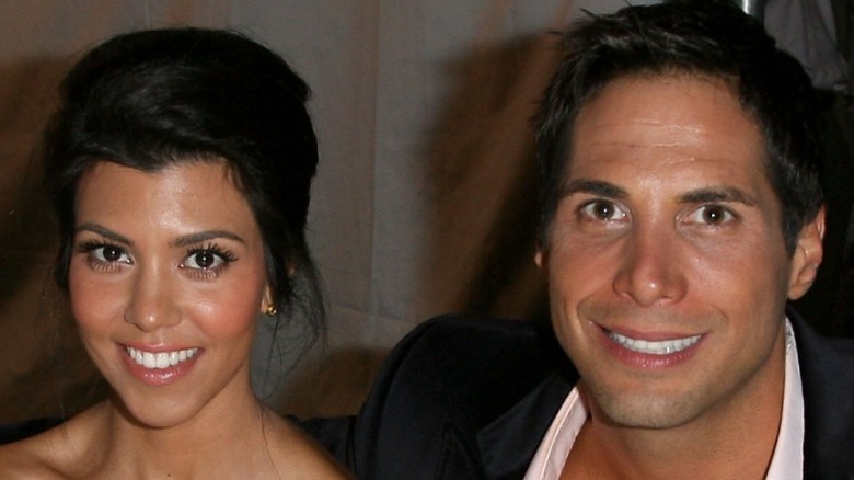 Kourtney Kardashian Joe Francis souriant 