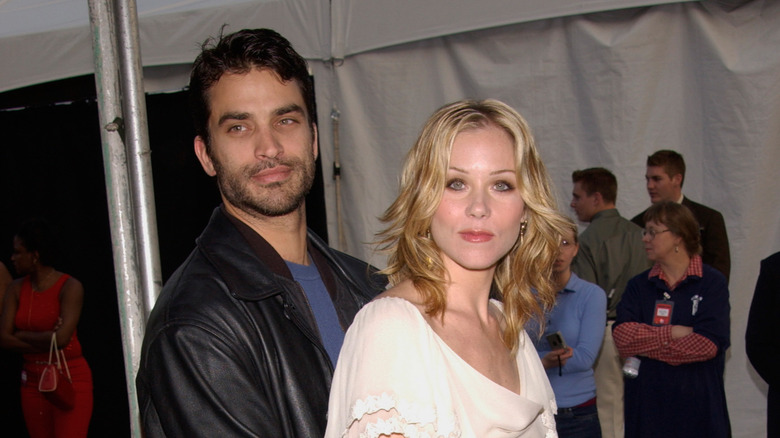 Johnathon Schaech derrière Christina Applegate 