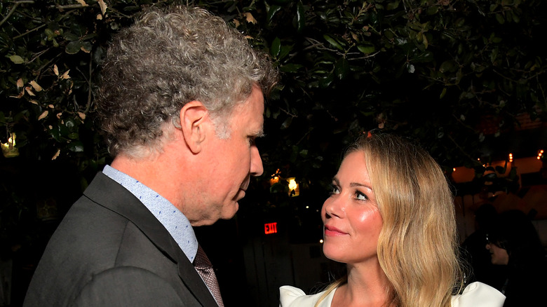 Christina Applegate souriant à Will Ferrell