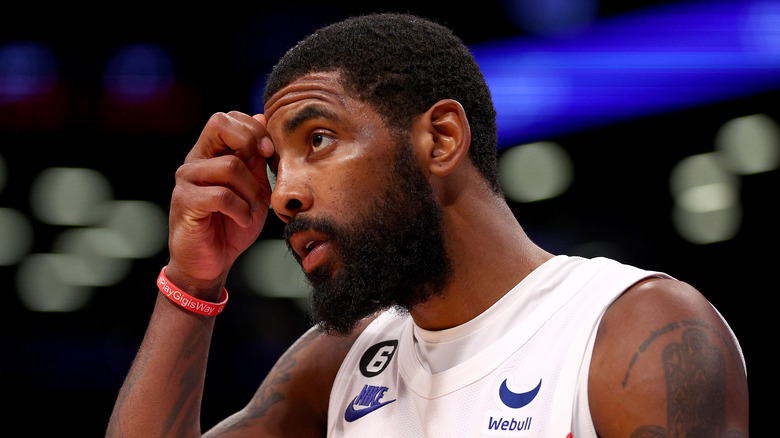 Kyrie Irving joue au basket