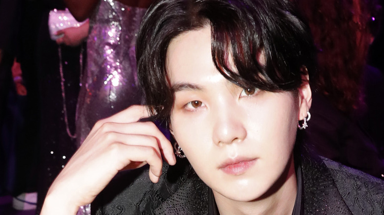 SUGA posant la main sur la tête