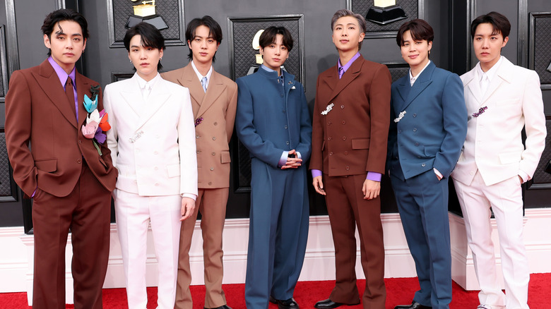 BTS posant dans des costumes assortis