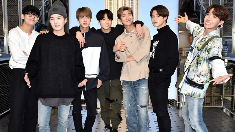  BTS a l'air heureux de poser ensemble