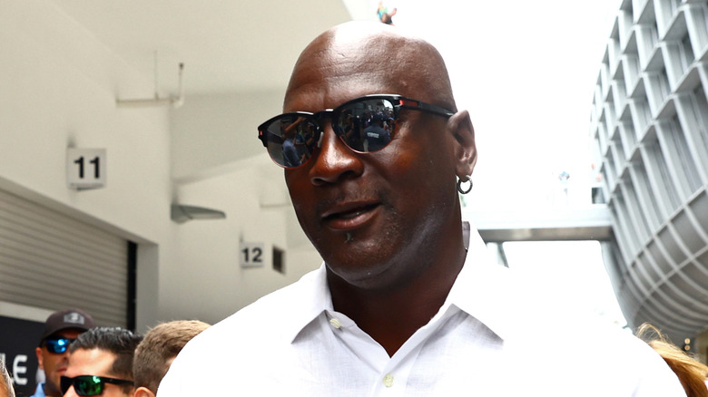 Michael Jordan porte des lunettes de soleil