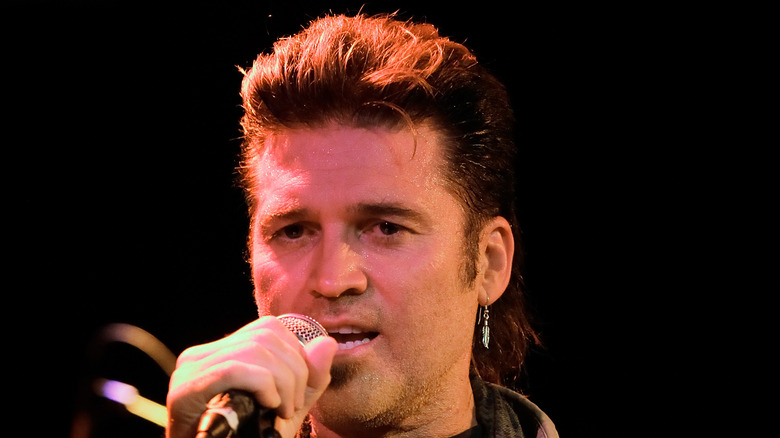 Billy Ray Cyrus chantant