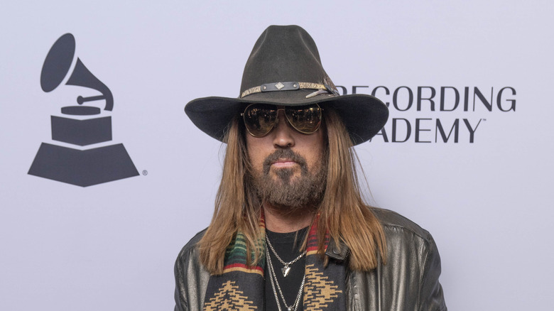 Billy Ray Cyrus posant