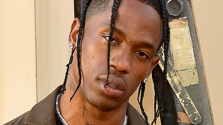 Travis Scott posant