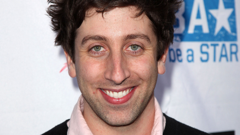 Simon Helberg sourit