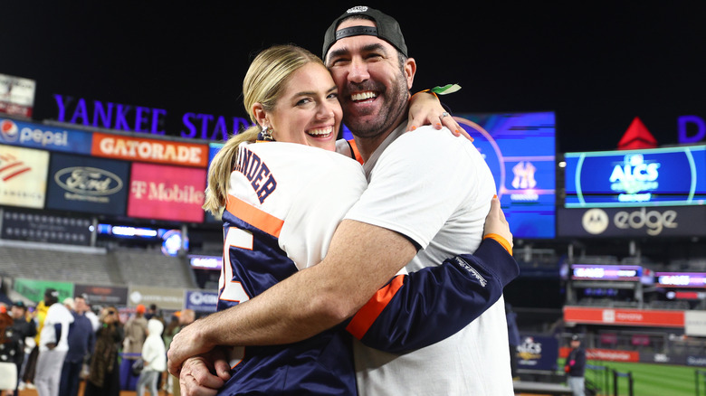 Justin Verlander et Kate Upton se font un câlin