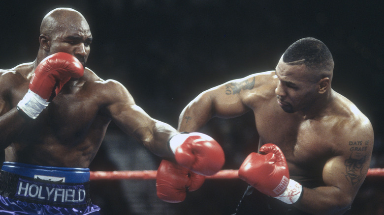 Evander Holyfield et Mike Tyson sur le ring de boxe