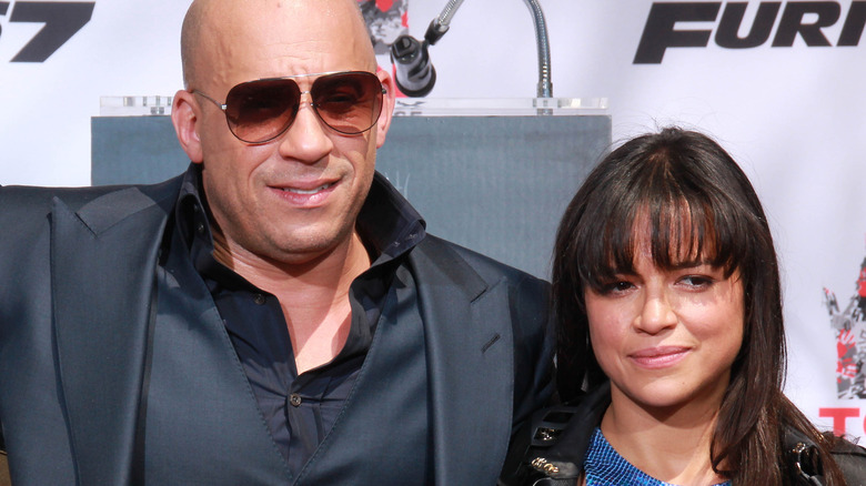 Vin Diesel avec un bras autour de Michelle Rodriguez