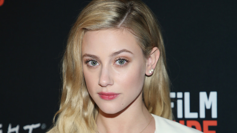 Lili Reinhart pose