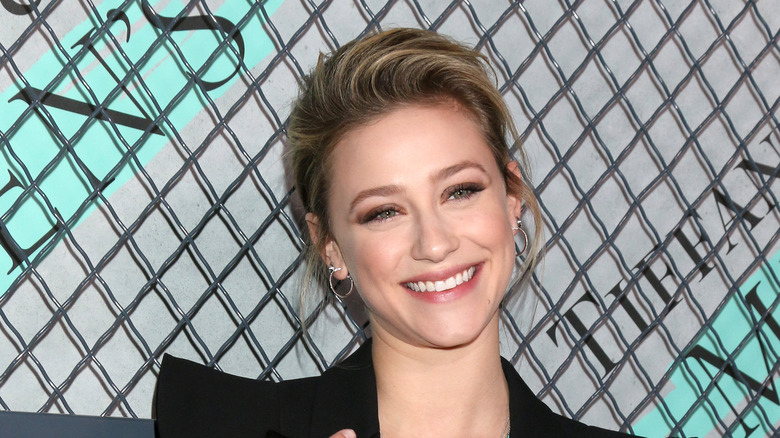 Lili Reinhart souriante