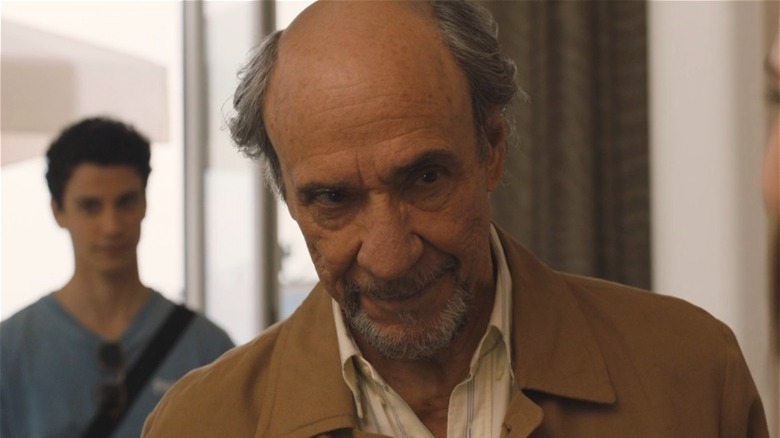 F. Murray Abraham a l'air sournois