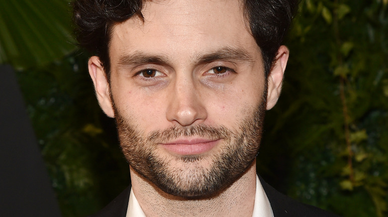 Penn Badgley souriant