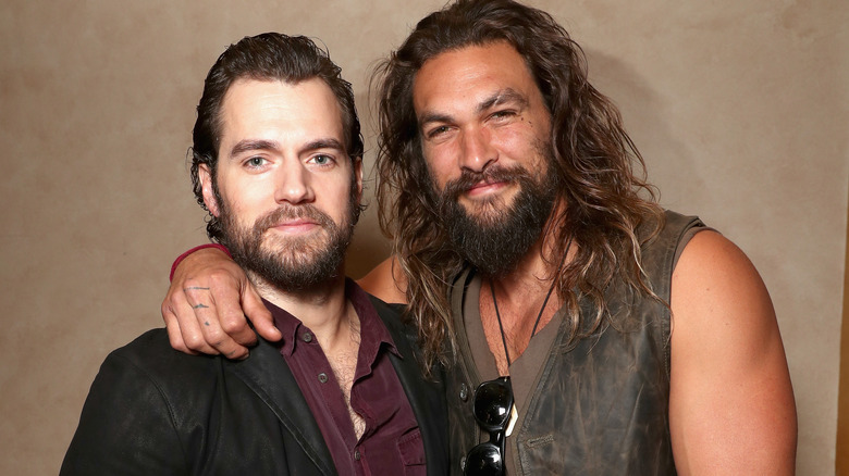 Jason Momoa met le bras autour d'Henry Cavill